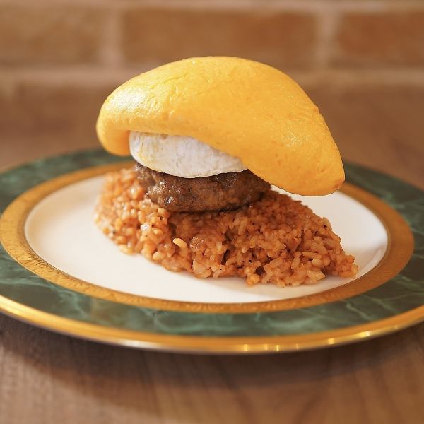 店外は緑あふれる景観を望み、テラス席ではワンちゃんと一緒に食事可能！木の温もりを活かしたインテリアでくつろぎを提供します♪観光地からアクセスしやすい立地で、テイクアウトサービスも便利にご利用いただけます。