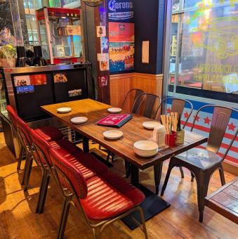 赤レザーの椅子とウッドテーブルの温かいお席！