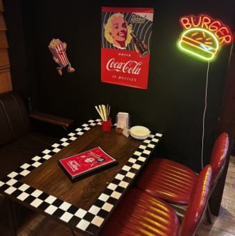 温かみのあるソファー席！喧騒から離れてゆったりとした時間をお過ごしください！