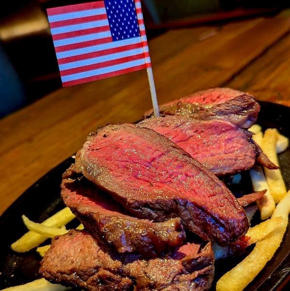 北海黒ランプ肉の旨味を閉じ込めた豪快ステーキ。