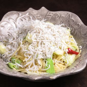 Peperoncino with plenty of whitebait in oil sauce