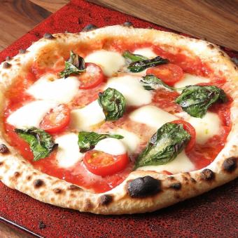 Margherita DOC made with carefully selected ingredients (Tomato-based)