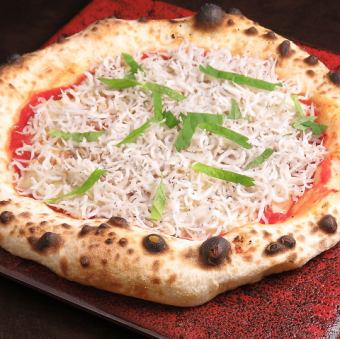 Tomato-based pizza with whitebait and shiso leaves
