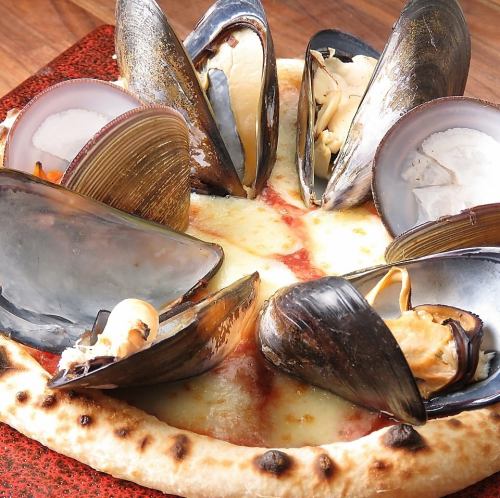 Tomato-based pizza with live mussels and clams