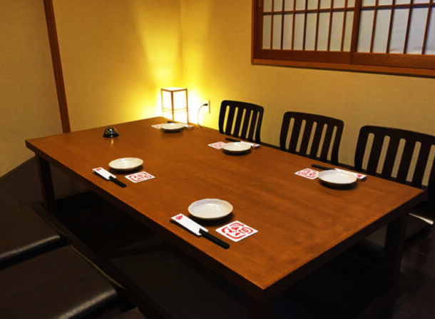 【完全個室完備】5名から最大7名（おすすめできませんが8名も可）ご予約は5名様からとさせていただいております。個室のご予約は必ず鴨すきのご注文をいただいております。