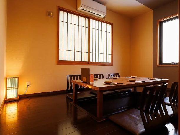 【完全個室完備】5名から最大7名（おすすめできませんが8名も可）ご予約は5名様からとさせていただいております。個室のご予約は必ず鴨すきのご注文をいただいております。