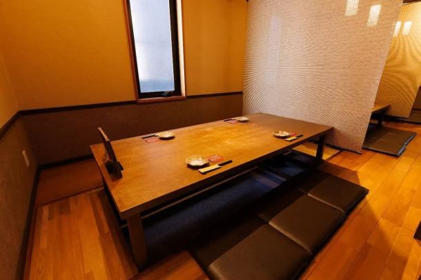 【掘りごたつ席】4～6名様でお使いいただける掘りごたつ席完備しております！スクリーンで仕切られており、半個室のような雰囲気でお楽しみいただけます。20名様までの大人数のご宴会も大歓迎です！人数ぜひ一度ご相談ください☆