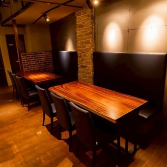 另提供可容納 10 人的桌椅座位。這裡非常適合團體用餐，因為大家可以坐在一起，而且不會分開。這裡人氣很旺，建議您提前預訂，尤其是週末。