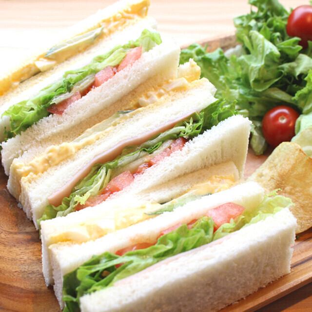 大人気のケーキがミニケーキで付いてお得な1100円ランチ等♪