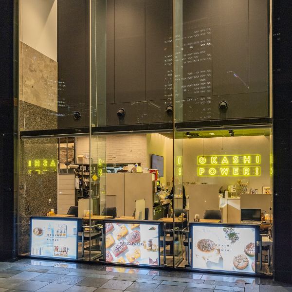 大阪駅からほど近い場所に構える当店。店名が書かれた入り口とガラス張りのお洒落なドアが目印です。外にメニューの立て看板もございますので安心してご来店いただけます。
