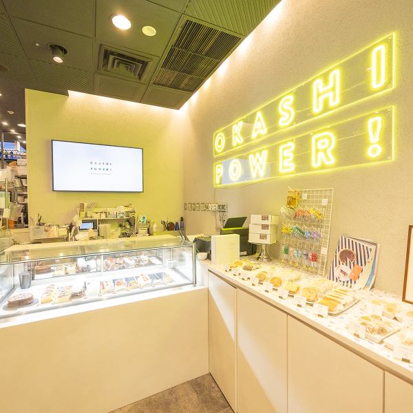 ディスプレイには見た目も可愛らしい焼き菓子などを種類豊富にご用意しております。アフタヌーンティーセットではこちらからお好きな焼き菓子をお選びいただけます。