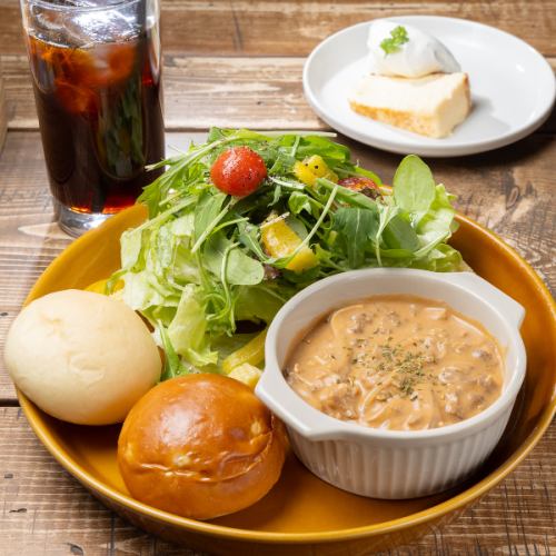 【充実のセット】パスタやサンドイッチなど、ボリューム満点のお食事メニュー！