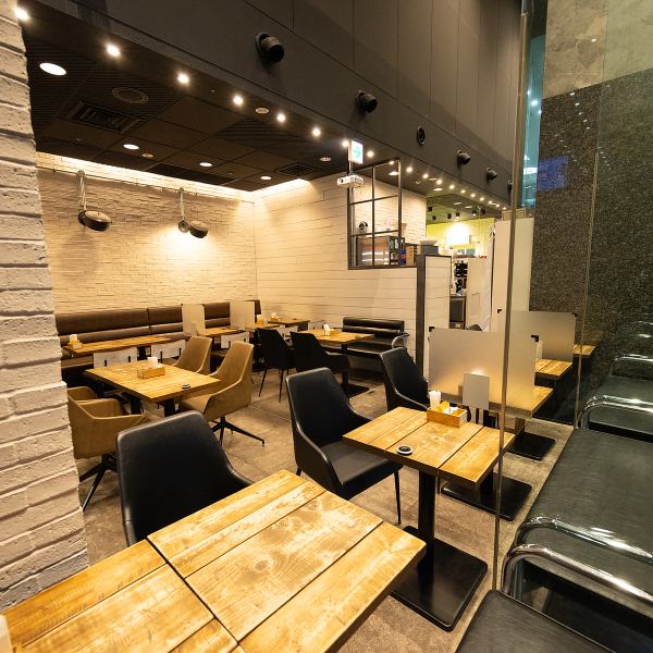 店内はレンガ調の壁に木製のテーブルを使用した落ち着きのあるお洒落な雰囲気となっております。くつろげる空間ですのでお一人様はもちろん、デートでのご利用にも最適です。