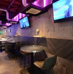 ネオンライトがアクセントのお席◎丸テーブルが韓国感をさらにアップさせます♪