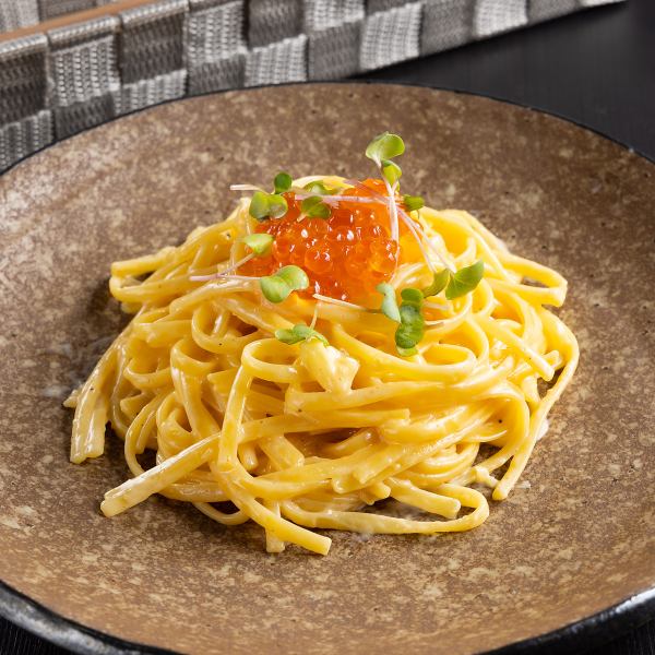 [Full of seafood flavor! A blissful taste] Sea urchin and salmon roe cream sauce pasta 1,280 yen (tax included)