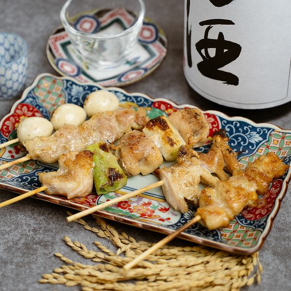 炭火の香り立つ焼き鳥と旬魚を、厳選した日本酒とともに。焼き鳥・魚料理を丁寧に仕上げております。