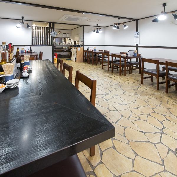 アットホームな雰囲気が魅力の中華料理店！肩肘張らずにふらっと立ち寄れる店内にはカウンター席や友人やご家族とも利用しやすいテーブル席をご用意しています◎ こだわりの料理はどれもリーズナブルでお酒とも相性抜群♪昼飲みも大歓迎！「ちょっと寄っていこうかな」そんな気分にちょうどいいお店です！