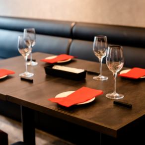 【テーブル席】少人数での飲み会はもちろん、デートや女子会などにもぴったりなおしゃれな空間で、記念日のお祝いにも最適！事前のご予約でお祝いプレートも承ります◎