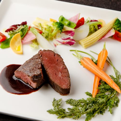牛ハラミ肉のステーキ 　シャリアピンソース