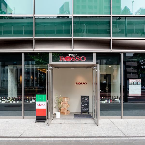【六本木の夜景を楽しめるカジュアルなイタリアン】落ち着いたムードが魅力の店内。オシャレなインテリアがシックに演出し、木目調のテーブルや椅子がマッチ。美味しいワインと最高のお肉の絶妙なマリアージュをお楽しみください！ピザやパスタなど絶品料理が勢ぞろい◎デートや女子会、お仕事終わりにご利用ください♪
