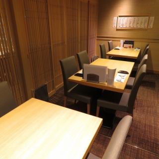 テーブル席は、和の趣を感じる落ち着いた空間で、少人数からグループまで幅広く対応可能。仕切りのある席で、プライベート感を保ちながらゆったりとお食事をお楽しみいただけます。旬の鮮魚を使った握りや四季折々の料理を囲み、接待・会食・家族での利用にも最適です。