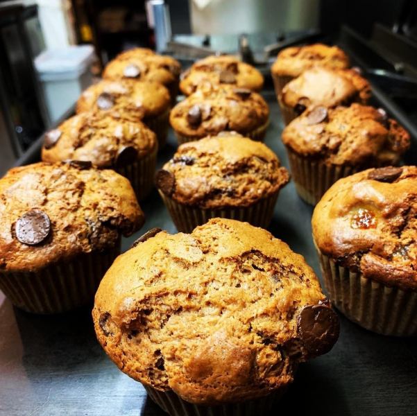 入口すぐのスペースは緑がいっぱいで、ショーケースには手作りのお菓子など、おしゃれな空間♪テイクアウトも可能なのでご自宅でも自慢のお菓子を楽しみいただけます。