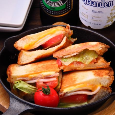 奶酪，番茄，生菜和培根的精美[热三明治]也是零食的好选择♪如果饿了，请来◎