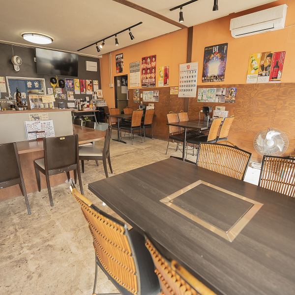 4名掛けのテーブル席が3つと、ゆったり過ごせるカウンター10席をご用意。1人飲みから少人数の集まりまで幅広く対応できます。どこか昔ながらの雰囲気がある店内でゆっくりと食事とお酒を楽しみたい方にぴったり◎