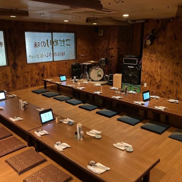 【ご宴会予約受付中！】木の温もりが感じられる落ち着いた和空間。広々としたお座敷席は最大50名様までご利用可能で、会社宴会や仲間との集まりにぴったり。足を伸ばしながら、ゆったりくつろげる居心地の良さが魅力です。美味しいお料理とお酒で、思い出に残る特別なひとときをお過ごしください♪