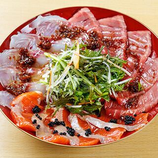 毎朝市場から仕入れる鮮魚