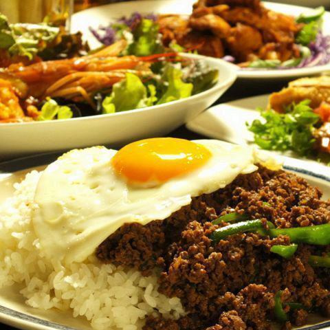 シェフこだわりの各国料理を多数ご用意