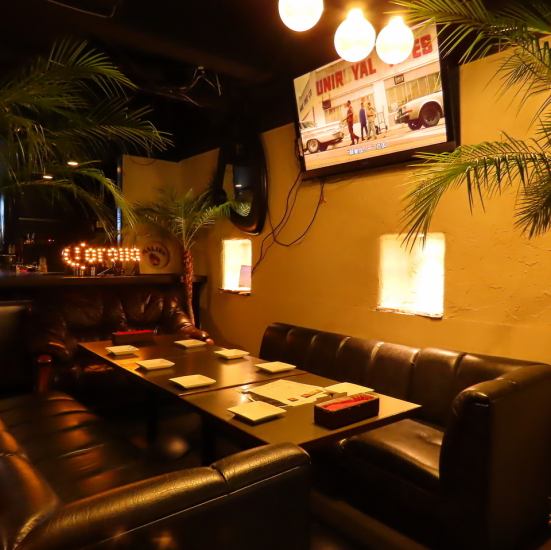 店内すぐは円卓が並ぶ開放的な空間。奥はゆったりソファが人気!