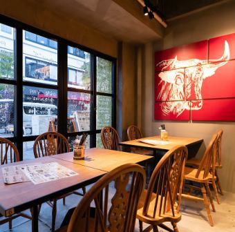 Table seating on the ground floor with a sense of openness.You can taste the delicious meat slowly in a casual atmosphere that does not have a hard time while looking at the front street. The calm and stylish interior is perfect for gatherings of women ★ Please feel free to drop in!