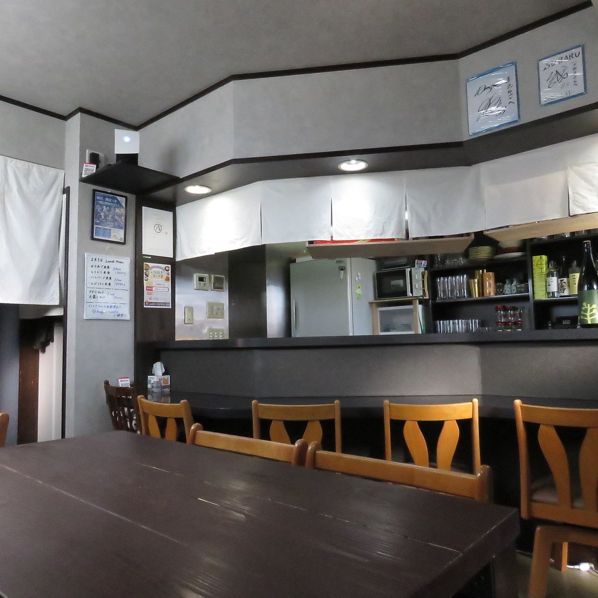 和風の店内で、落ち着いてお食事が可能です。