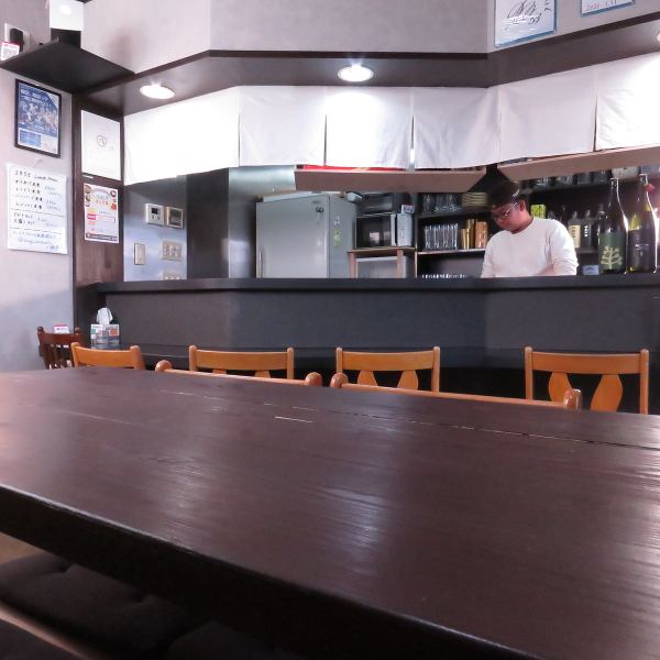 宅飲みの延長のような、温かみのあるアットホームな雰囲気が魅力の当店。カウンター席や小さめのテーブル席を完備しており、少人数のお客様にぴったりの空間をご用意しています。親しい友人や家族との会話を楽しみながら、リラックスしてお食事を味わえる居心地の良さは他店には負けません!