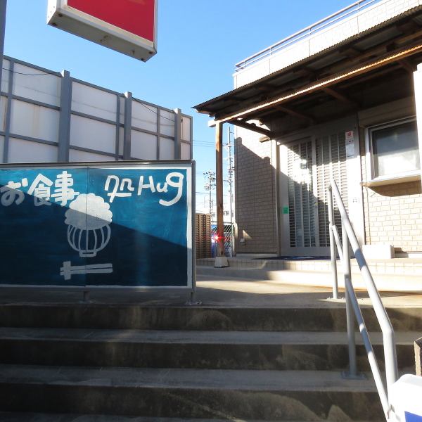 シンプルで入りやすい雰囲気を持ち、店内は温かみのあるデザインが特徴です♪最寄り駅から徒歩圏内でアクセスも良好なのが魅力的!快適に過ごしていただけるよう、細やかなサービスや丁寧な接客を心掛けています。居心地の良さと利便性を兼ね備えた空間で、くつろぎのひとときをお楽しみいただけます。