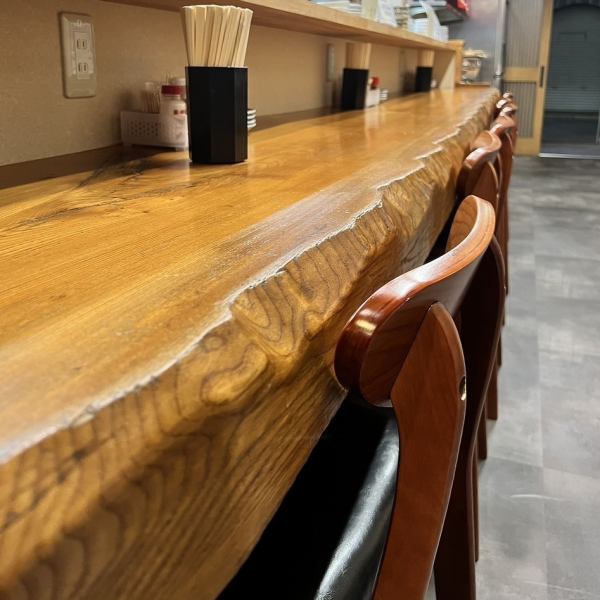 Equipped with counter seats that even one person can casually stop by ◎We offer not only meat udon but also small snacks.Recommended for drinking saku ♪