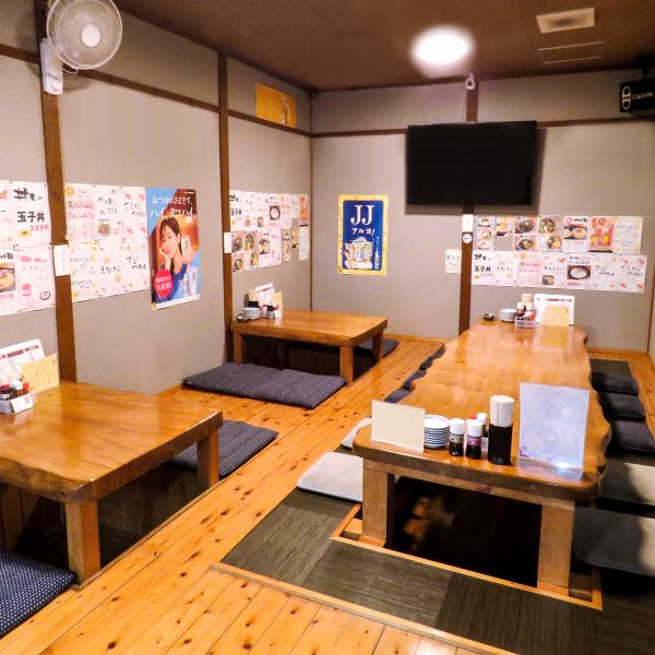 【くつろぎの堀ごたつ席】広々掘りごたつ席はゆったりとお食事をお楽しみ頂けます。名物の肉うどんだけでなく、唐揚げや自家製おでん等の、おつまみメニューも豊富にご用意しております！仕事終わりのちょっとした飲み会や一人飲みはもちろん、ご宴会なども可能です！是非お気軽にお立ち寄りください♪【全席喫煙可能】