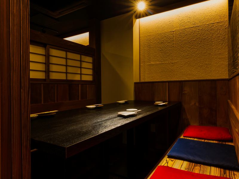 We have private rooms for up to 8 people.A tatami-style tatami room with a calm atmosphere.This private room is ideal for small parties.