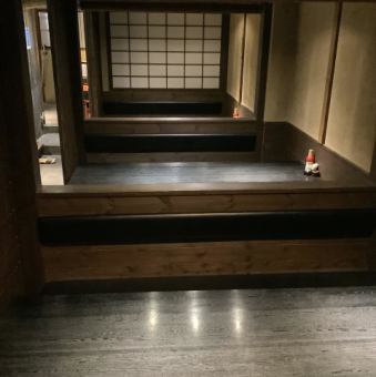 判固執のテーブル席を連結してのご案内。10名～最大30名様。大人数の各種ご宴会にも大活躍のテーブル席でございます。