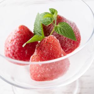 Whole strawberry ice cream (3 pieces)