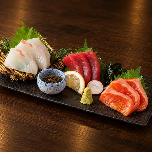 Assorted sashimi (3 kinds: tuna, salmon, sea bream)