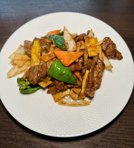 Stir-fried beef with black sesame flavor