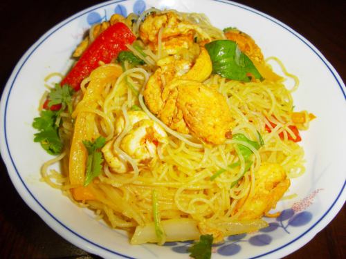Singapore style curry fried rice noodles