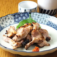Grilled chicken thigh with salt and koji