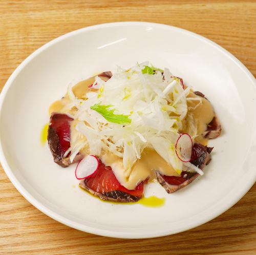 Bonito carpaccio with the aroma of Chiran tea