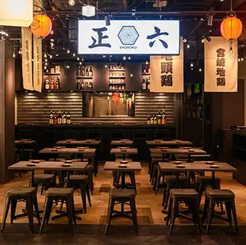総席数51席の広々とした店内は、テーブル席を組み合わせて大人数の宴会にも対応可能。会社の飲み会や友人との集まりなど幅広く利用できます。落ち着いた和の雰囲気の中、ゆったり過ごせるのも魅力。料理とともに心地よいひとときをどうぞ。会社宴会や仲間内の集まりにぴったりな空間です。