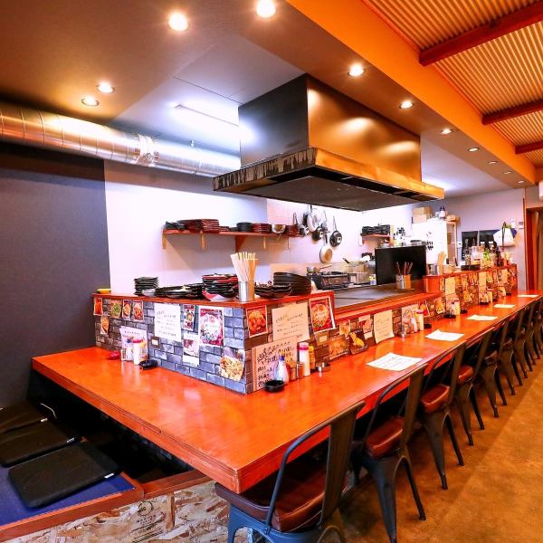 【カウンター13席】店内は暖色系でまとまった温かみのある空間。アットホーム感満載で初めてでも居心地の良さを感じられます。お仕事終わりやご友人とのサク飲みはもちろん、お一人様も大歓迎。当店でお仲間の輪を広げるのも良し、大事な「おひとりさま」時間をしっぽり楽しむのも良し…様々なシーンでご利用ください！