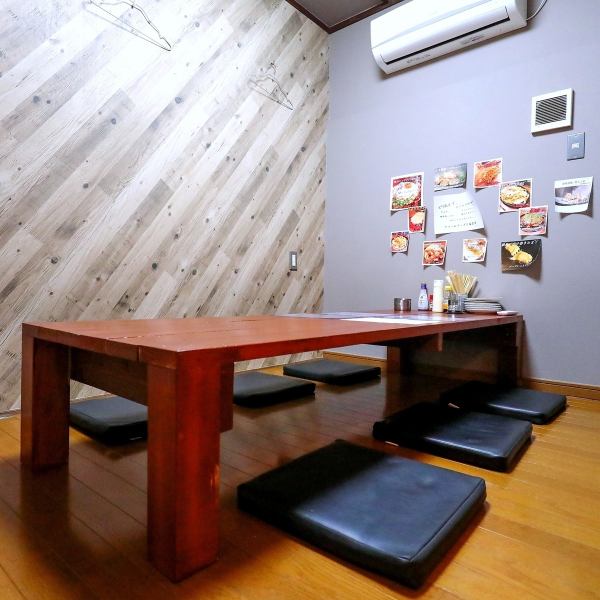 【お座敷個室8名様×1室】個室のご用意があるため、会社の同僚やご友人との少人数宴会やご家族様とのお時間などシーンに合わせてご利用いただけます。お座敷席のため、足を伸ばしてリラックスしてお寛ぎいただけます。お料理は鉄板でお持ちいたしますので、熱々のまま一番おいしいタイミングでお召し上がりください！