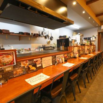 鉄板が目の前で見れる特等席！あれもこれもと追加注文に注意！？
